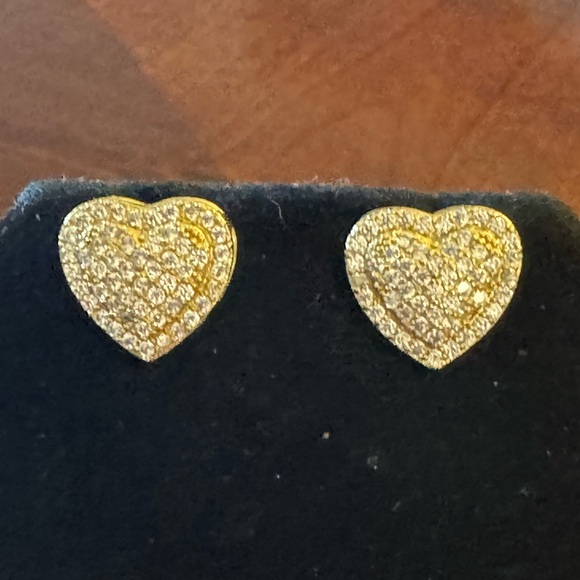 HEART SHAPED CUBIC ZIRCONIA PAVE STUD  GOLD TONE Beautiful EARRINGS - Picture 5 of 7